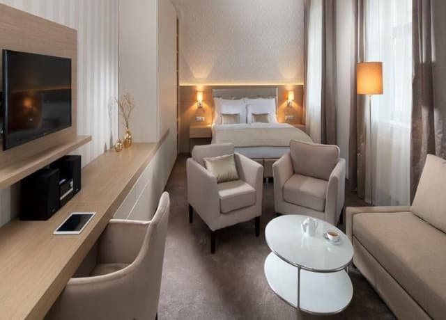 DOUBLE EXECUTIVE KING BED