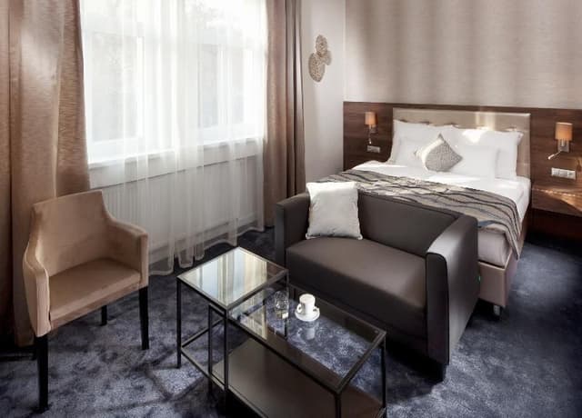 DOUBLE EXECUTIVE KING BED