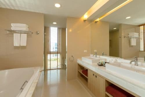 4 Bedroom Penthouse Pool Suite with Kitchen