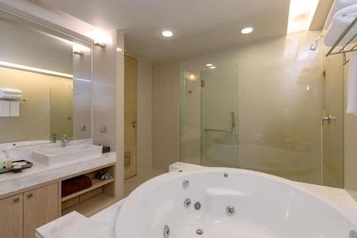 4 Bedroom Penthouse Pool Suite with Kitchen