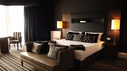 โรงแรมเดอะ บอนแนม (The Bonham Hotel)2