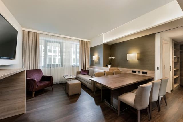 SUITE BUSINESS KING BED