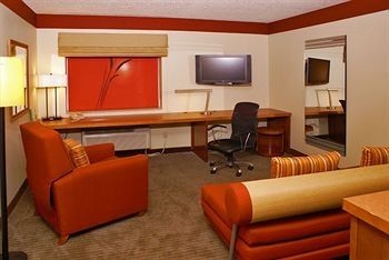 La Quinta Inn & Suites Madison Square Mall1