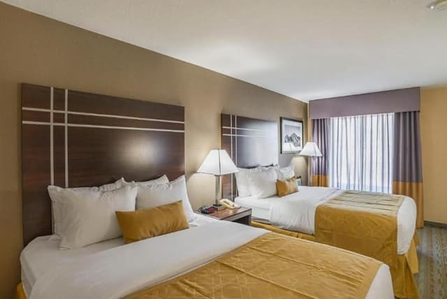 DOUBLE TWO QUEEN BEDS
