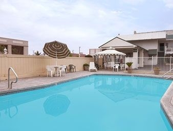 SUPER 8 FRESNO CONVENTION CENT3