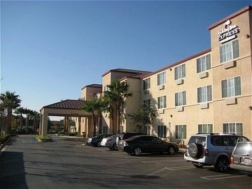 Holiday Inn Express & Suites Tracy By IHG3