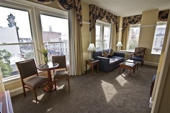 Gaslamp Plaza Suites3