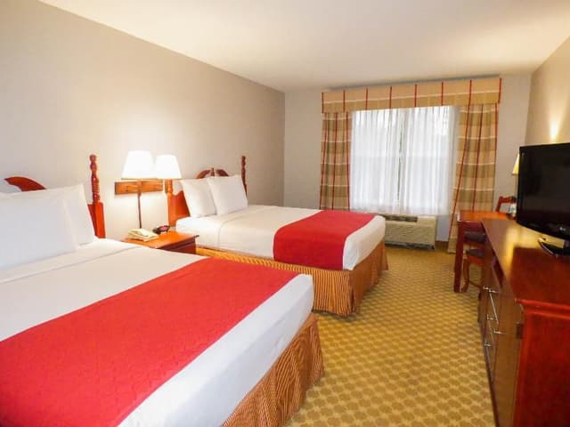 DOUBLE TWO QUEEN BEDS
