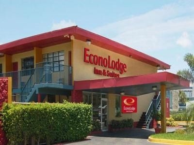 Econo Lodge Inn & Suites1
