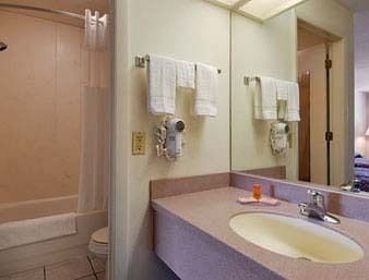HOWARD JOHNSON EXPRESS INN SUITES - SOUTH TAMPA/ AIRPORT2