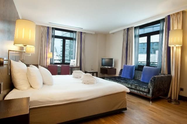 DOUBLE GUEST ROOM QUEEN BED