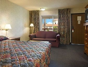 RAMADA BURBANK AIRPORT4