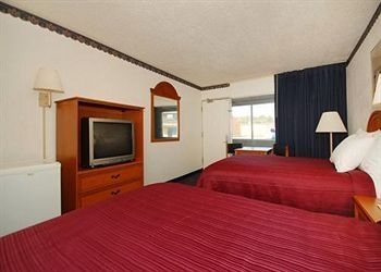 Rodeway Inn Hotel & Conference Center4