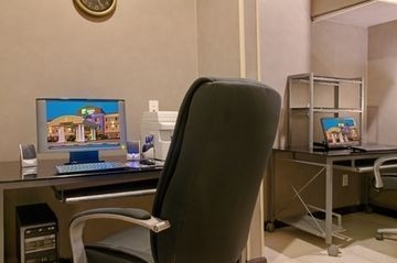HOLIDAY INN EXPRESS HOTEL & SUITES ALEXANDRIA0