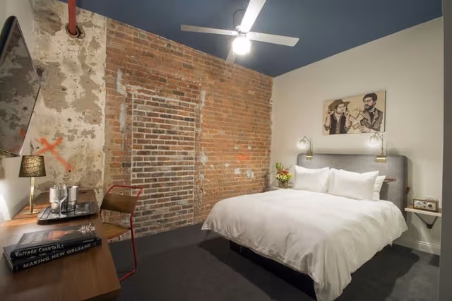 DOUBLE DELUXE KING BED