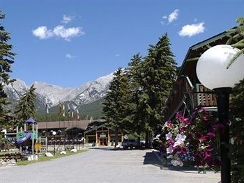Rundle Mountain Lodge4