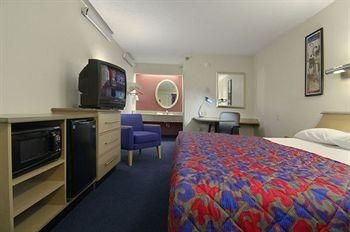 Red Roof Inn Cincinnati Northeast - Blue Ash3