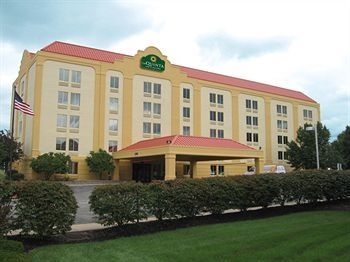 La Quinta Inn Cleveland Airport West0