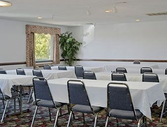 Ramada Inn Airport South Hotel3