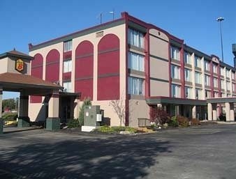 Super 8 Erie/I 900