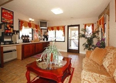 Econo Lodge Inn And Suites4
