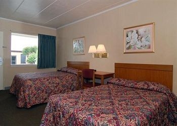 Econo Lodge Airport2
