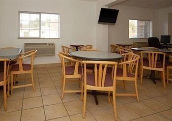 Econo Lodge & Suites1