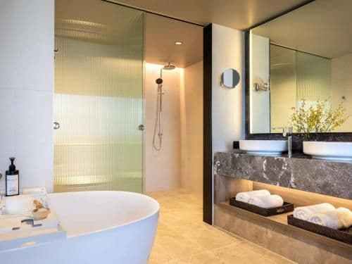 Superior Queen Suite with City and Garden View