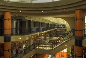 Lonsdale Quay Hotel1