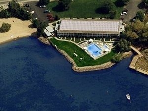 Kelowna Lakeshore Inn2