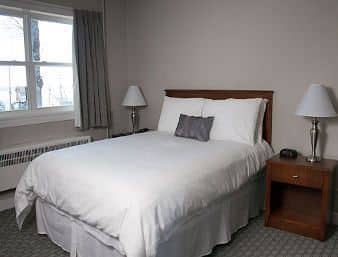 HOWARD JOHNSON BLUENOSE INN & SUITES HOWARD JOHNSON BLUENOSE INN & SUITES