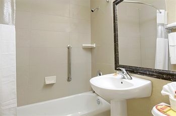 อิโคโน ลอดจ์ ซิตี เซ็นเตอร์ (Econo Lodge City Centre Kingston)1