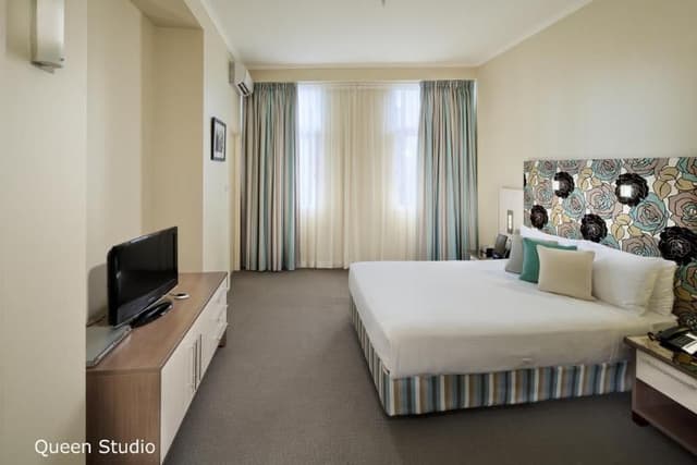 APARTMENT QUEEN SIZE BED