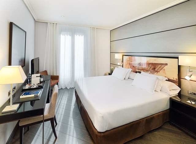 DOUBLE WITH DOUBLE BED
