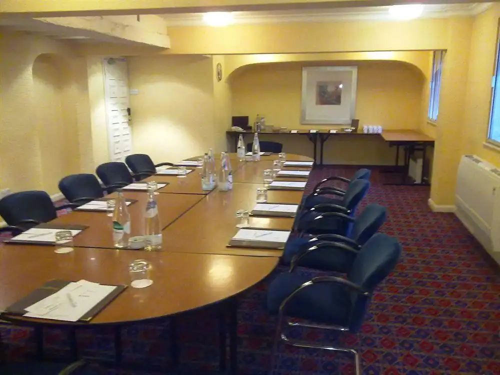 BEST WESTERN BARONS COURT HOTEL BEST WESTERN BARONS COURT HOTEL