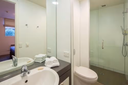 Frankton Road Three-Bedroom, Three Bathroom Apartment with View