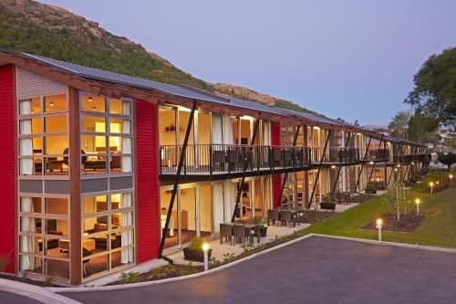 Frankton Road Three-Bedroom, Three Bathroom Apartment with View