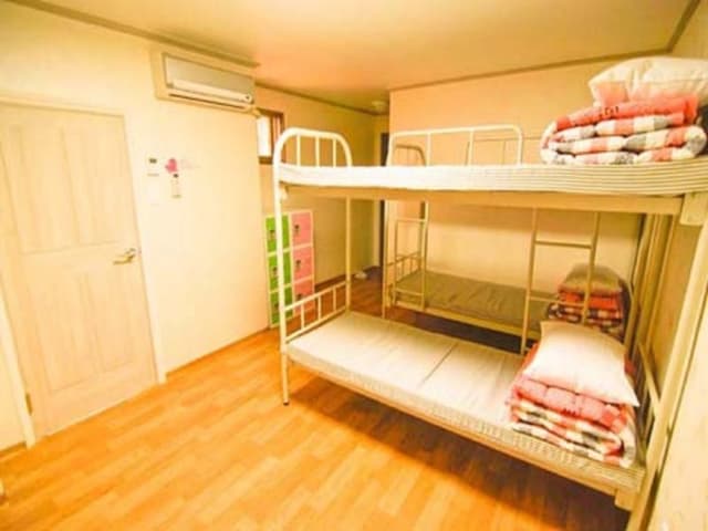 QUADRUPLE WITH SHARED BATHROOM