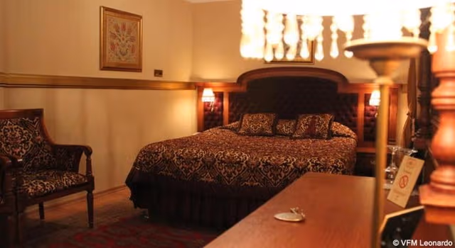 DOUBLE CONNECTING ROOM