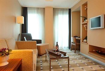 Housez Suites & Apartments4