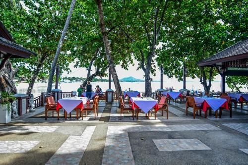 เฟิสต์ บังกะโล บีช รีสอร์ต (First Bungalow Beach Resort)1