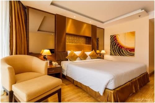 Deluxe Corner King Room