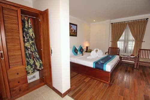 Deluxe Junior Suite to Hill View