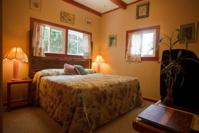 DOUBLE WITH SHARED BATHROOM