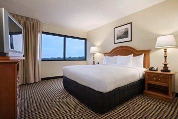 HILTON CHICAGO-OAK BROOK SUITE1
