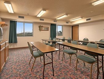 SUPER 8 CRESTON2