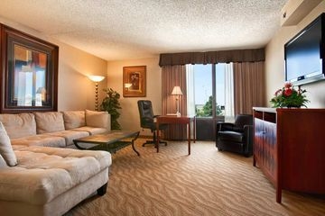 DOUBLETREE BY HILTON WICHITA AIRPORT4