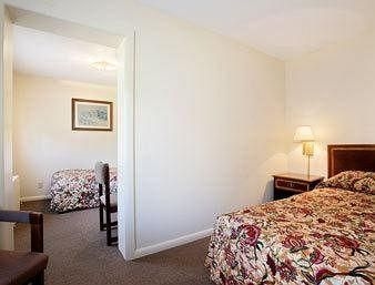 TRAVELODGE OSWEGO1