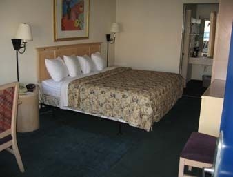 DAYS INN NORTH/UNCC4