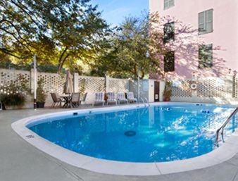 DAYS INN CHARLESTON HISTORIC D1